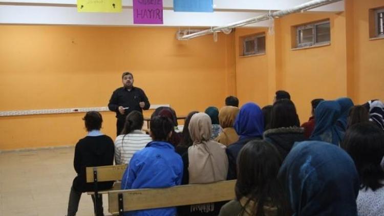 Lise Öğrencilerine Güzel Ahlak Semineri Verildi