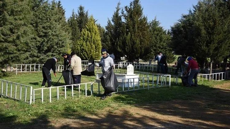 Mahkumlardan Mezarlık Temizliği