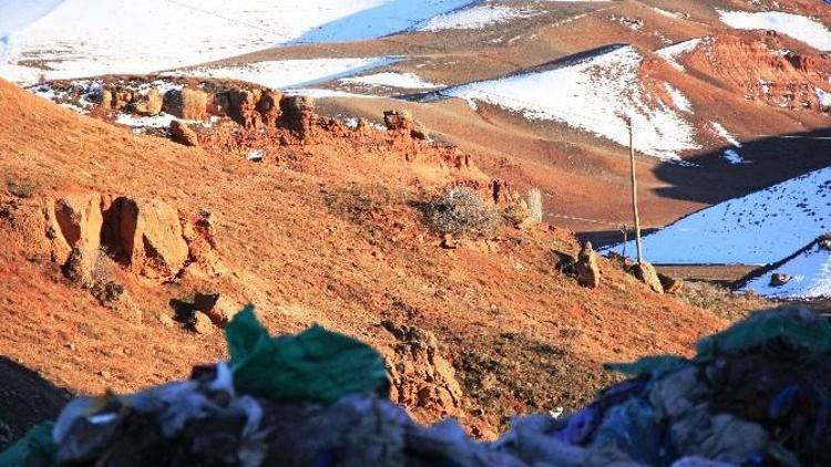 Narman’da Çöpler Peri Bacalarına Dökülüyor