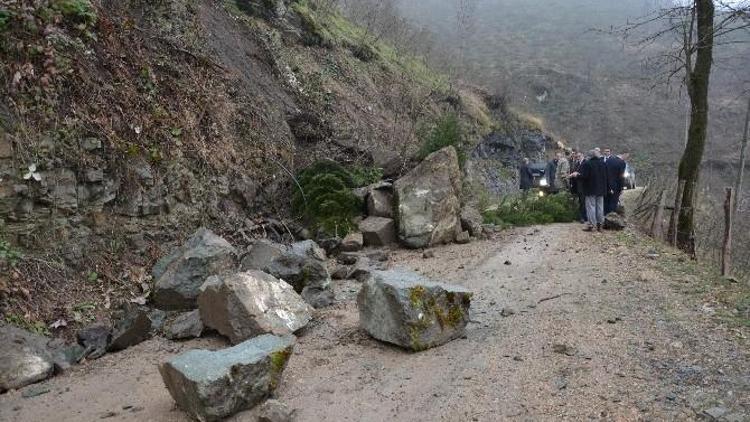 Yamaçtan Kopan Kaya Parçaları Yolu Kapattı