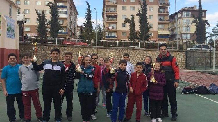 Bozüyük M. Akif Ersoy Ortaokulu Takımı Tenis Dalında 3 Şampiyonluk Elde Etti
