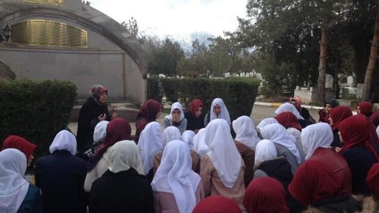 Kız İmam Hatip Lisesi Öğrencilerinden Şehitlere Hatim