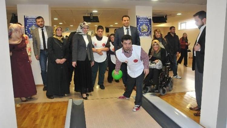 Down Sendromlu Yarışmacıların Bowling Keyfi