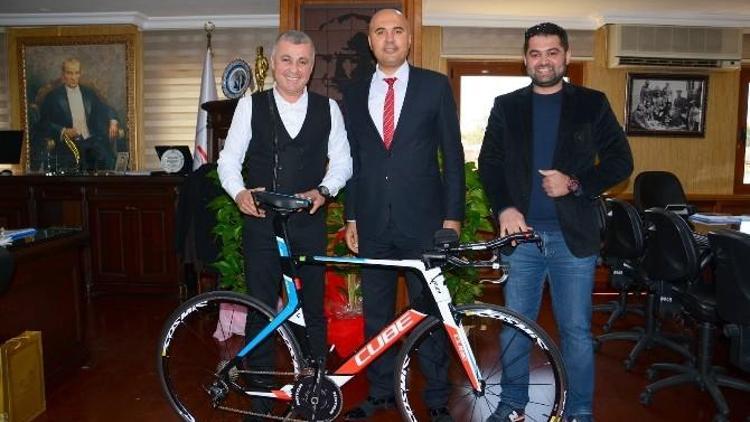 Başkan Şükrü Sözen’den Başarılı Sporculara Ödül