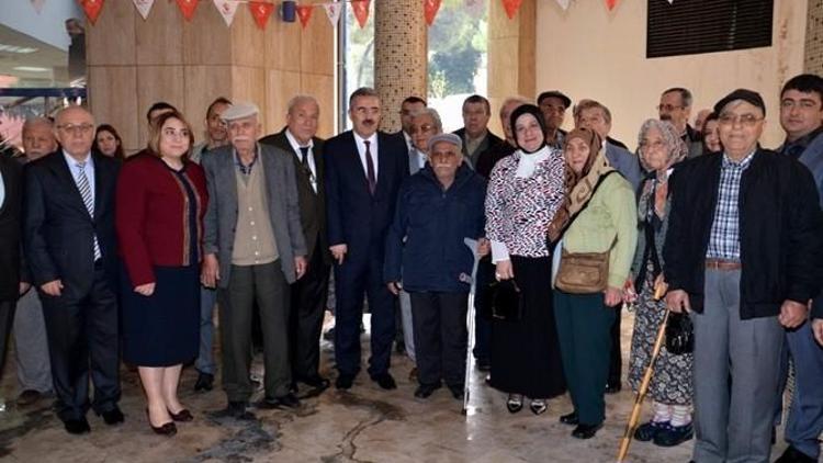 Aydın’da Yaşlılar Korosu Yaşıtlarını Eğlendirdi