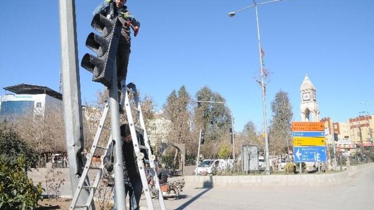 Cizre’de Sinyalizasyonlar Onarılıyor