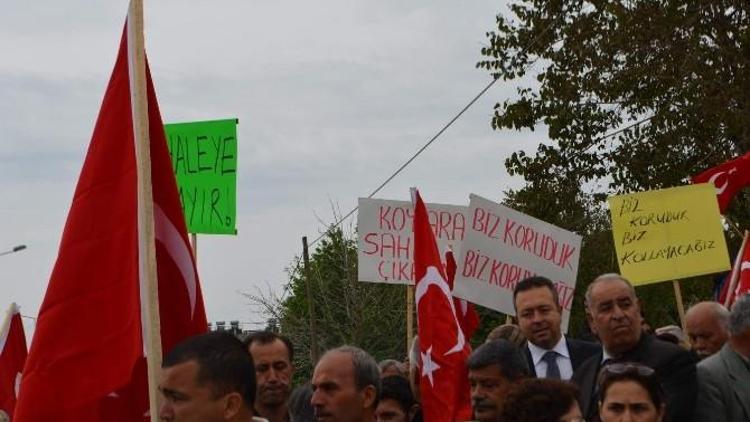 İçeride İhale, Dışarıda Protesto