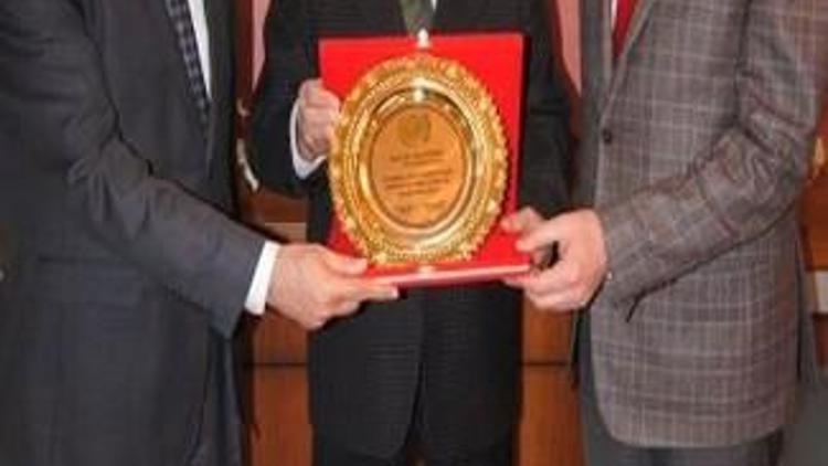 AK Parti Mardin Milletvekili Aday Adayı Özkan’a Kızıltepeliler Derneği’nden Plaket