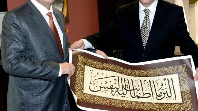 Diyanet Vakfı’ndan Dündar’a “Uluslararası İyilik Ödülü”