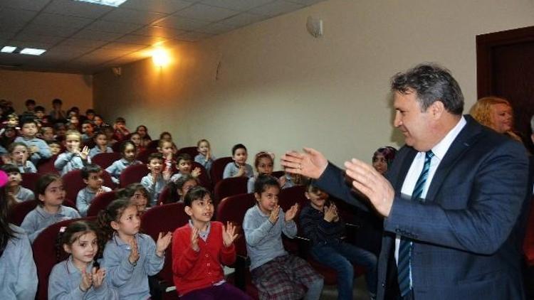 Minik Öğrencilere ‘Penguenlerin Dansı’ Oyunu Sergilendi