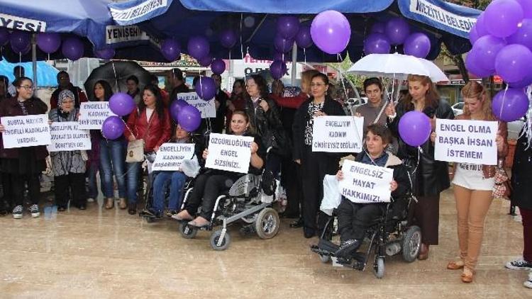 Mersin’deki Engelli Kadınlar, Ayrımcılığa Karşı Mor Balon Uçurdu