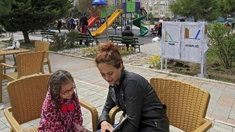 Konak’ta Parklar Kitap Kokuyor