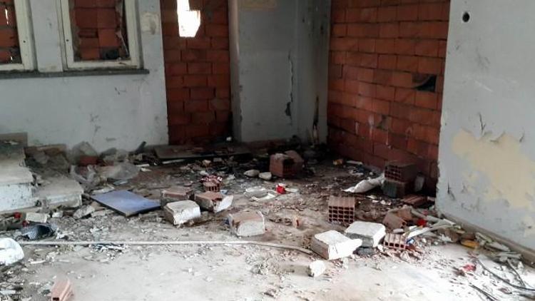 Bandırma’daki Eski Hastane Binaları Tehlike Saçıyor