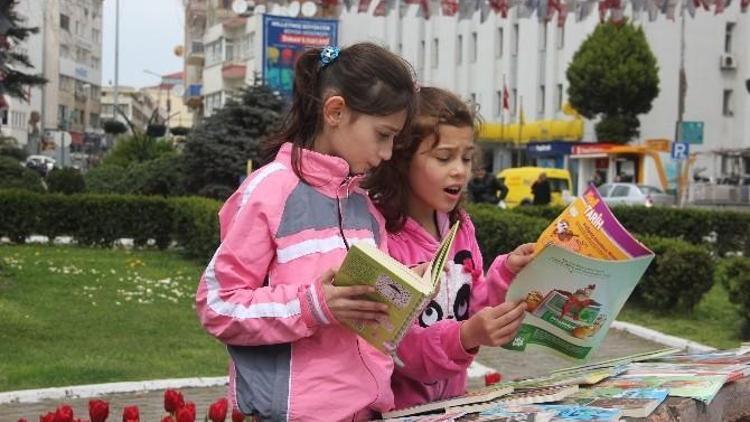 Şehir Meydanında Kitap Okudular