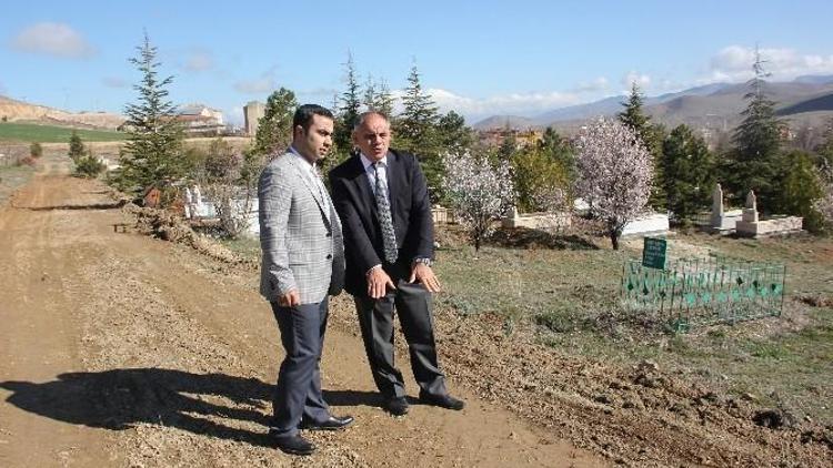 Yahyalı’da Mezarlıkların Düzenleme Çalışmaları Başladı