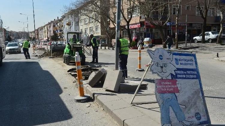 Büyükşehir’den Gece Gündüz Kaldırım Tamiratı