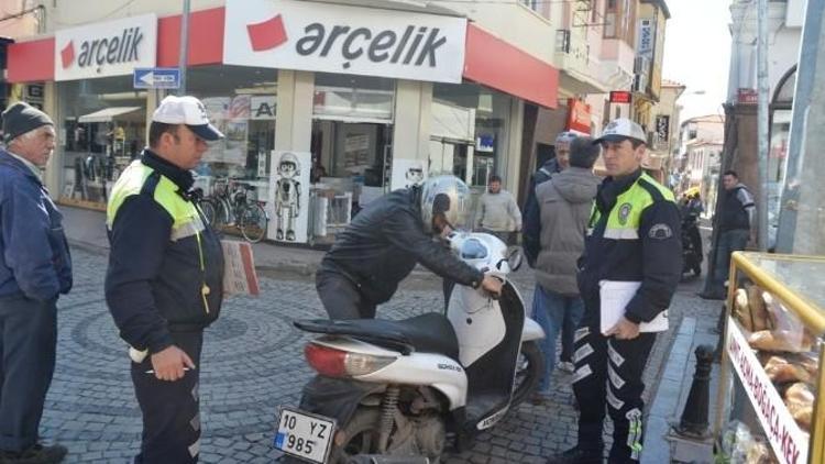 Trafik Kazalarına Engel Olmak İçin Cansiparane Çalışıyorlar