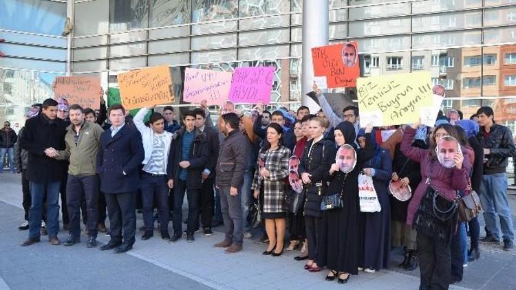 AK Partili Gençlerden Şehit Savcı Mehmet Selim Kiraz İçin Sessiz Protesto Eylemi