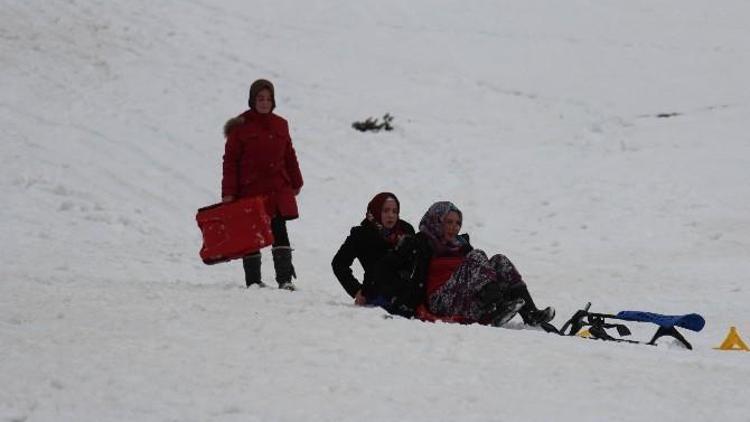 Şalvarlı Hanım Ve Yaşlılardan Kayak Takımı Kuruluyor