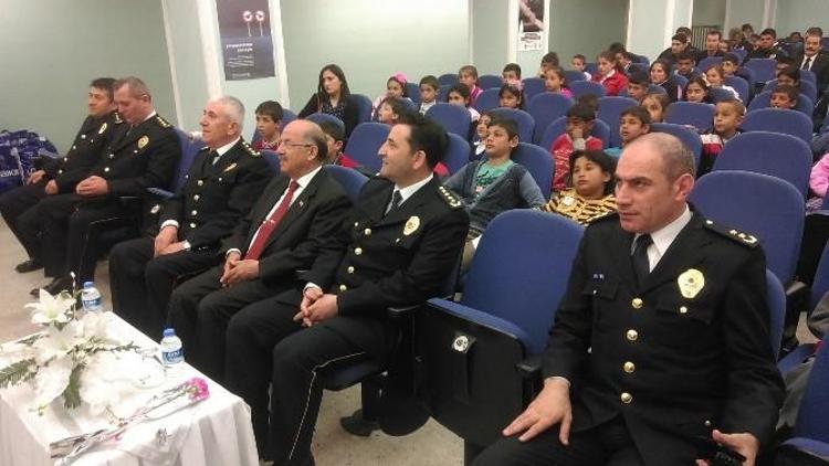 Kırıkkale Polisi’nden 375 Öğrenciye Giysi Yardımı