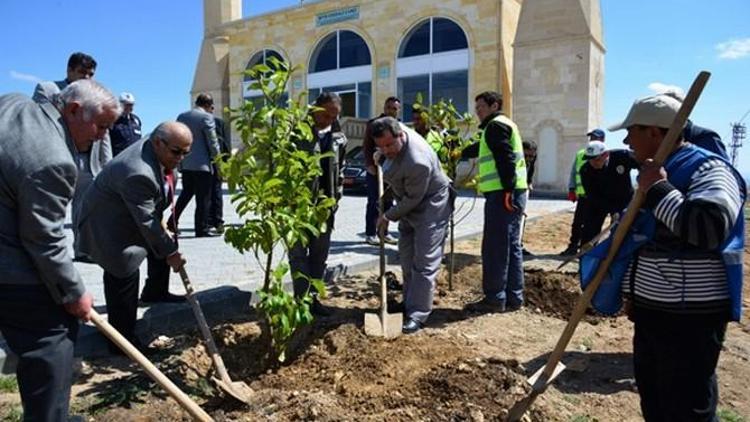 Vali Şentürk Yapımı Tamamlanan Şeyh Edebali Camii’inde İncelemede Bulundu