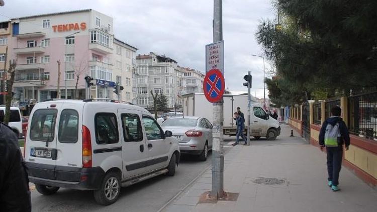 Okul Önlerinde Servis Araçlarına Park Engeli