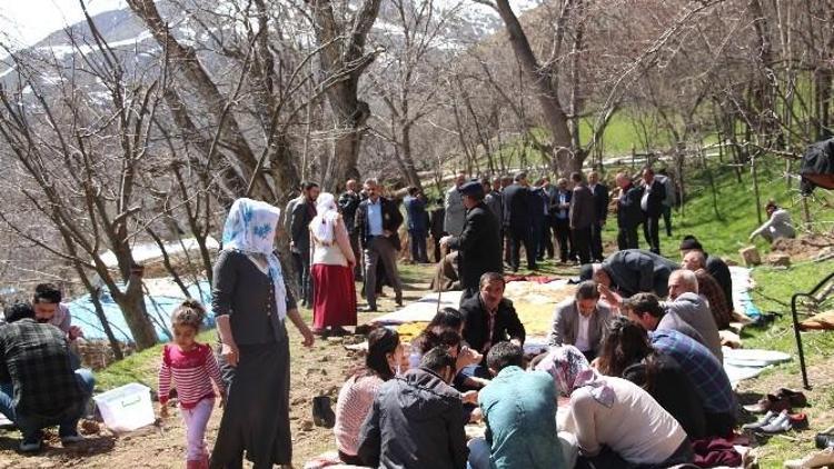 Mahalle Sakinlerinden Eş Başkanlara Yemek