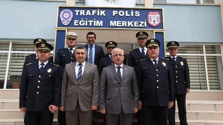 Vali Tuna’dan Trafik Polis Eğitim Merkezi’ne Ziyaret