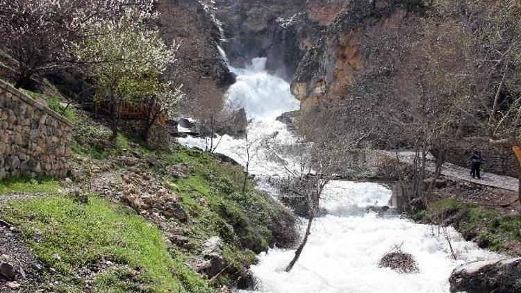 Derebağ Şelalesi Coşkusuyla Büyülüyor