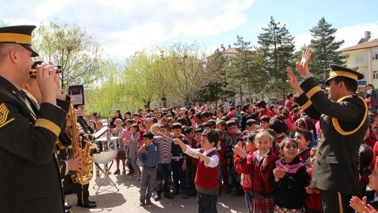 8. Kolordu Komutanlığı’ndan Öğrencilere Konser