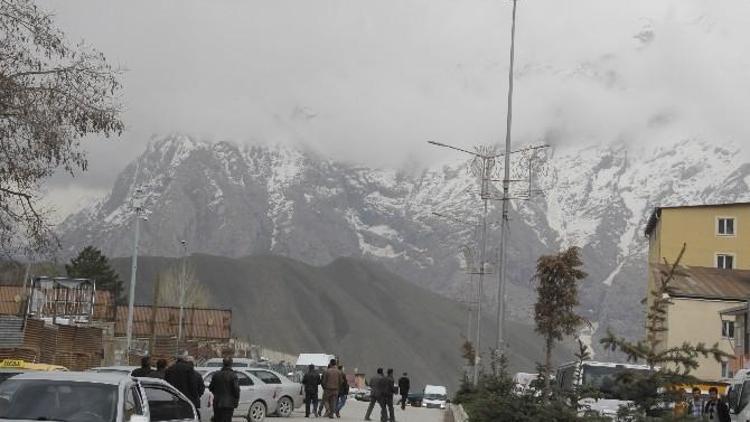 Hakkari’nin Yüksek Kesimleri Beyaza Büründü