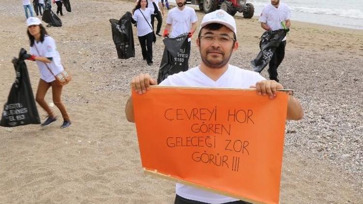 Üniversite Öğrencileri Mezitli Sahilini Temizledi