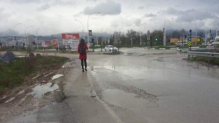 Bozuk Yol Ve Kaldırımlar Vatandaşı Çileden Çıkardı