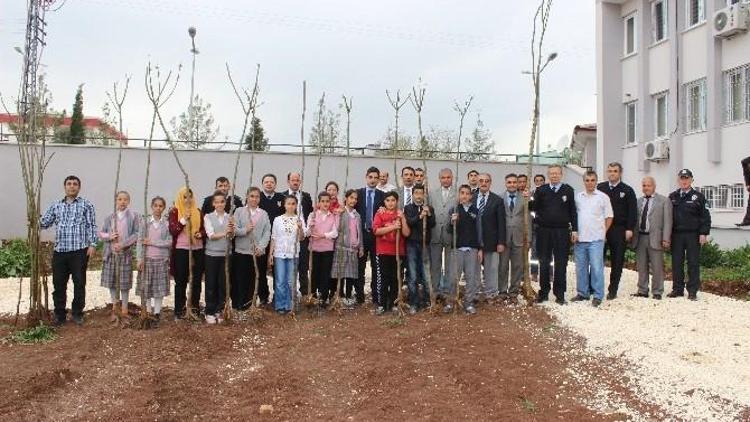 İlçe Emniyet Amirliği Yeni Binasının Bahçesine Ağaç Dikimi Yapıldı