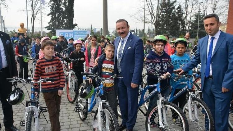 İzmit Belediyesi’nin Bisiklet Dağıtımı Devam Ediyor