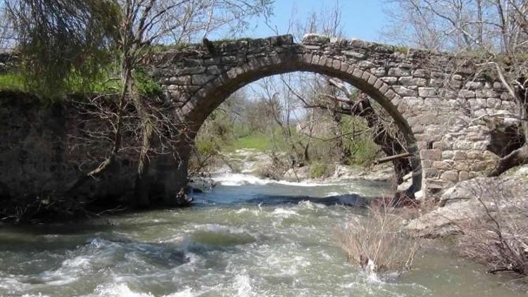 600 Yıllık Tarihi Taş Köprü Yıllara Meydan Okuyor