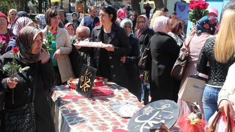 AK Parti Tekirdağ Kadın Kolları, Lokum Ve Gül Dağıttı