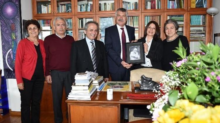 Karalar, Çukurova Ödülü’nü Yaşar Kemal’in Eşine Teslim Etti