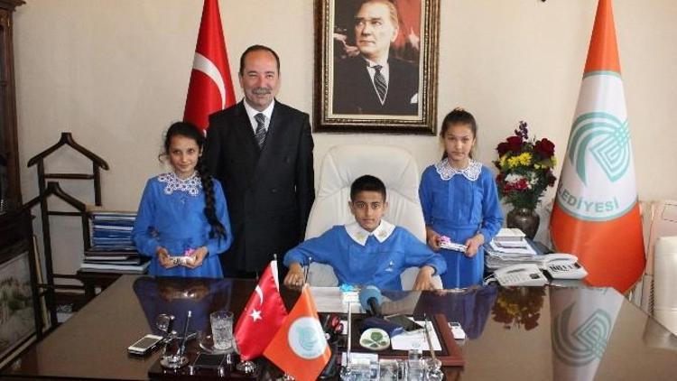 Minik Öğrencilerden, Edirne Belediye Başkanı Gürkan’a Ziyaret