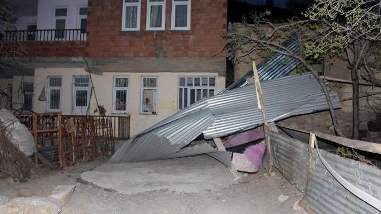 Rüzgar İş Yeri Ve Evlerin Çatılarını Uçurdu