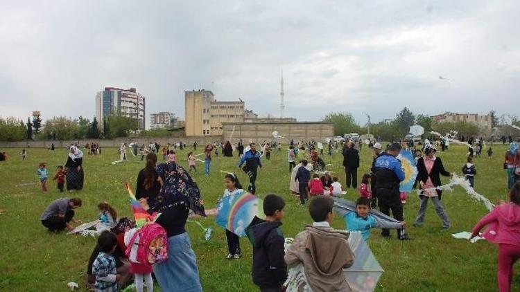 Öğrenci Ve Velileri Uçurtma Şenliğinde Doyasıya Eğlendi