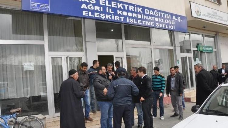 Eleşkirt’te Elektrik Kesintisi Protestosu