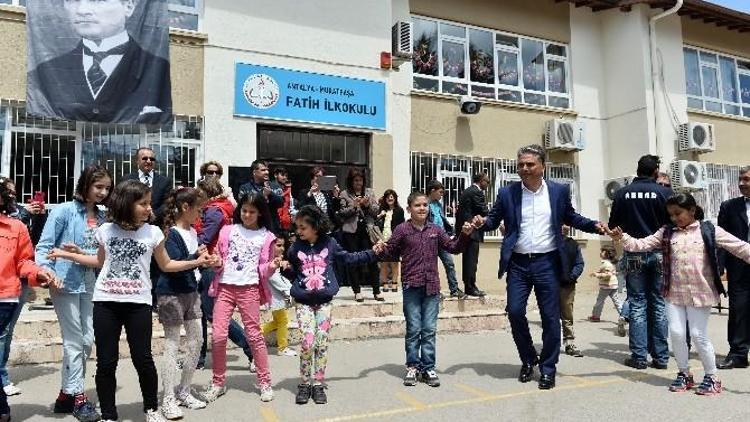 Başkan Uysal, 23 Nisan’ı Çocuklarla Kutladı