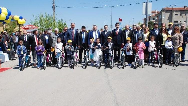 Biga Fenerbahçeliler Derneği Çocuklara Bisiklet Dağıttı