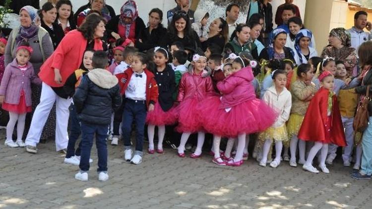 23 Nisan Şenliğinde Üşüyen Arkadaşını Montuna Sardı