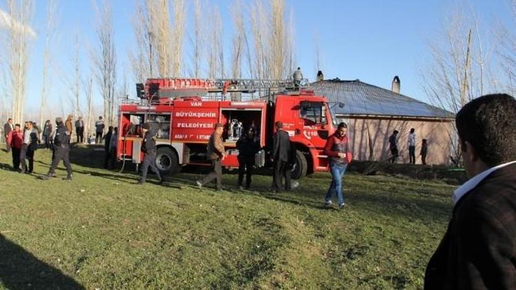 Başkale’de Ev Yangını