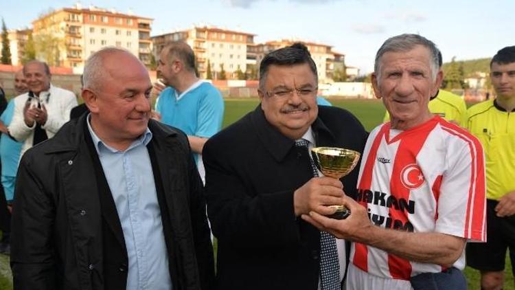 Geleneksel Hale Gelen Şöhretler Karması Sahaya İndi