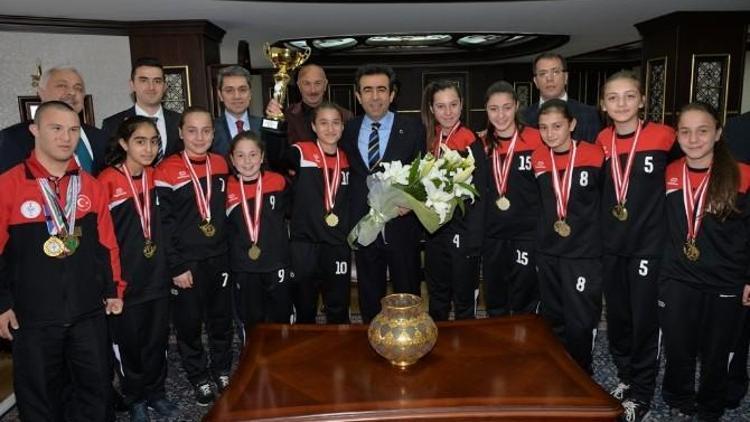 Yıldızlar Bayan Futsal Türkiye Şampiyonları Vali Güzeloğlu’nu Ziyaret Etti