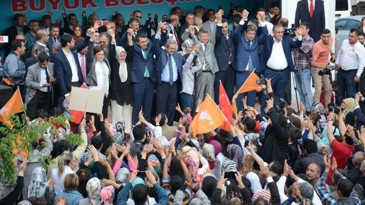 Miting Gibi Seçim Bürosu Açılışı