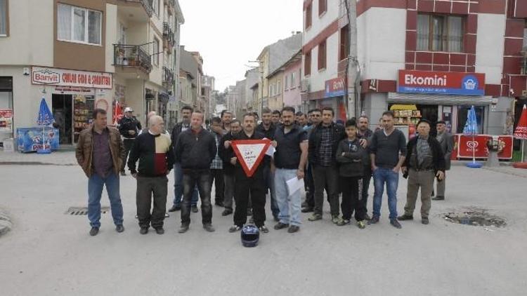 Mahalle Sakinlerinden Kavşak Protestosu